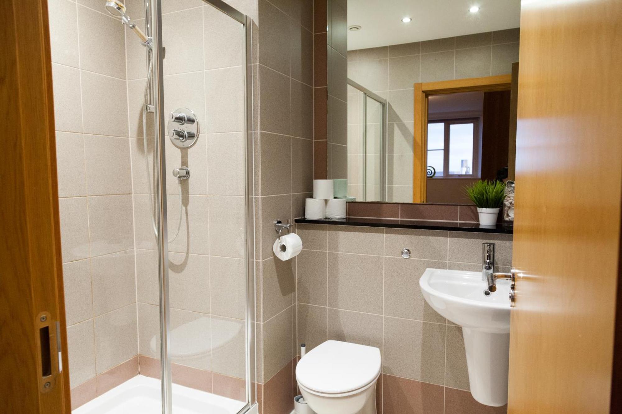 Weekly & Monthly Stays In Penthouse For Contractors Or Leisure Single Or Superking Beds Available Birkenhead Eksteriør billede